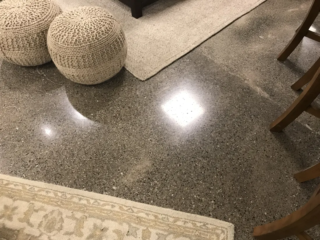 Piso de hormigón pulido espejo en interior