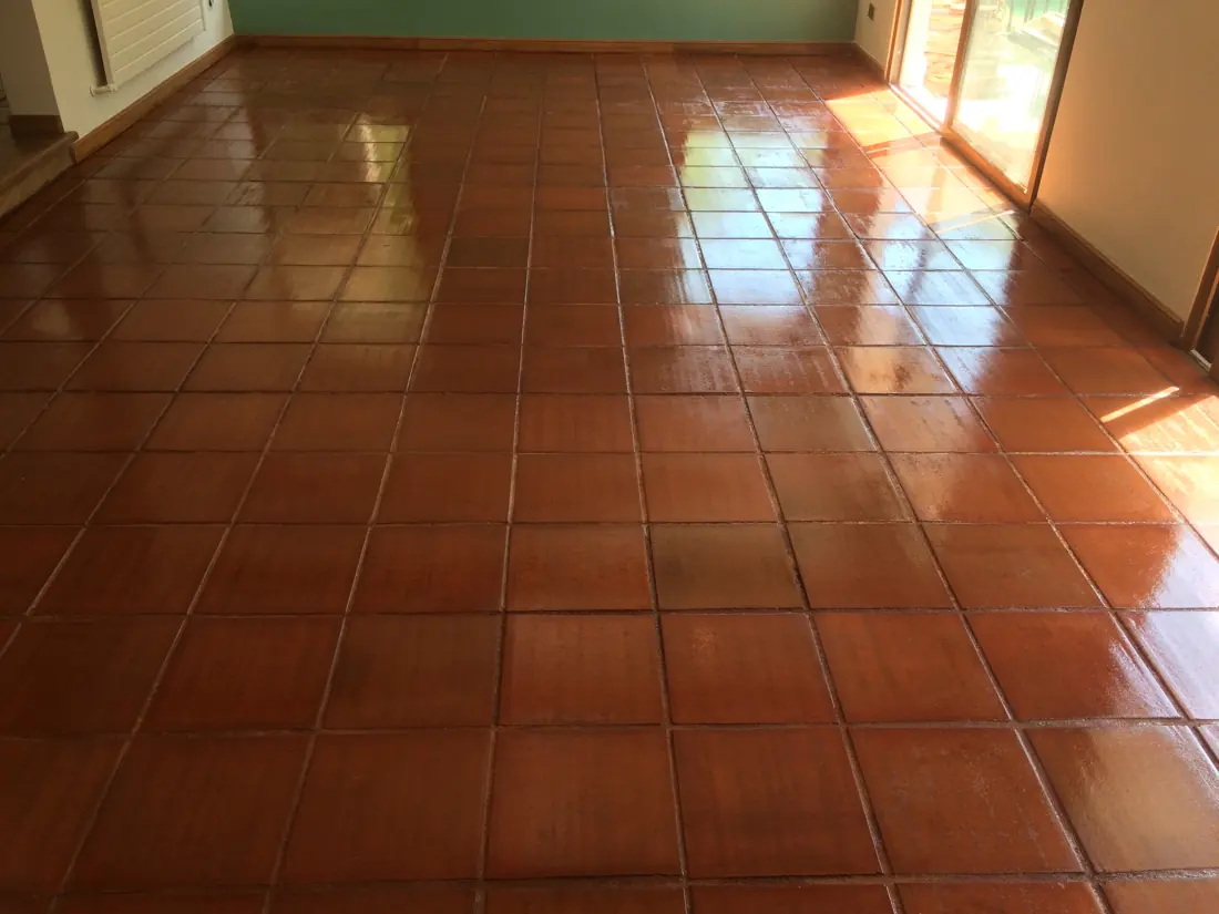 Piso de baldosas rojas con terminación brillante