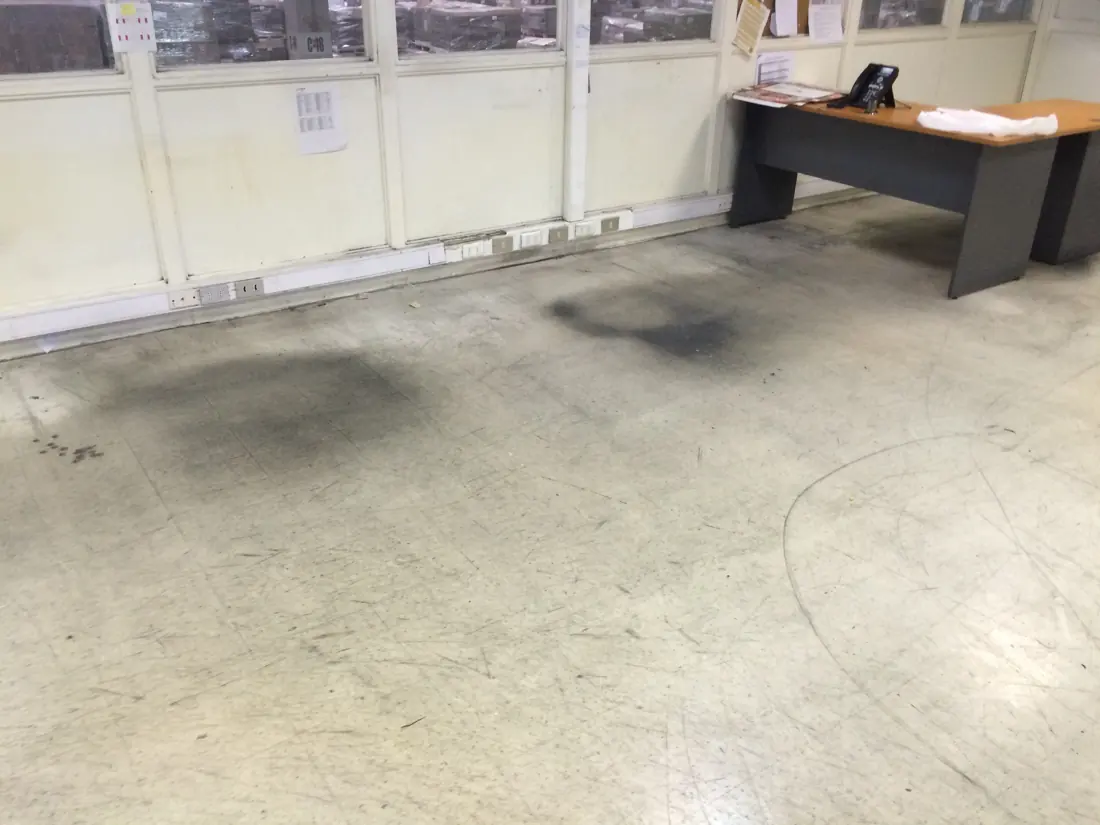 Piso de oficina con manchas antes del pulido