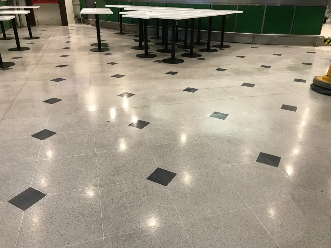 Piso de cerámica pulido en casino