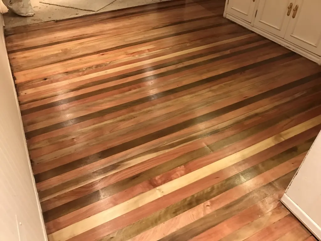 Piso de madera de colores mixtos pulido