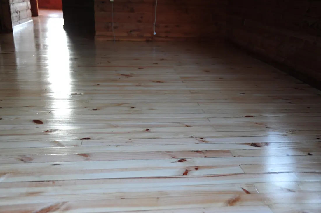 Piso de pino pulido y vitrificado