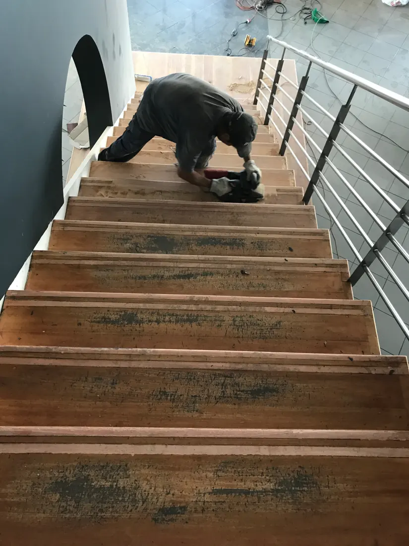 Pulido de peldaños de escalera de madera