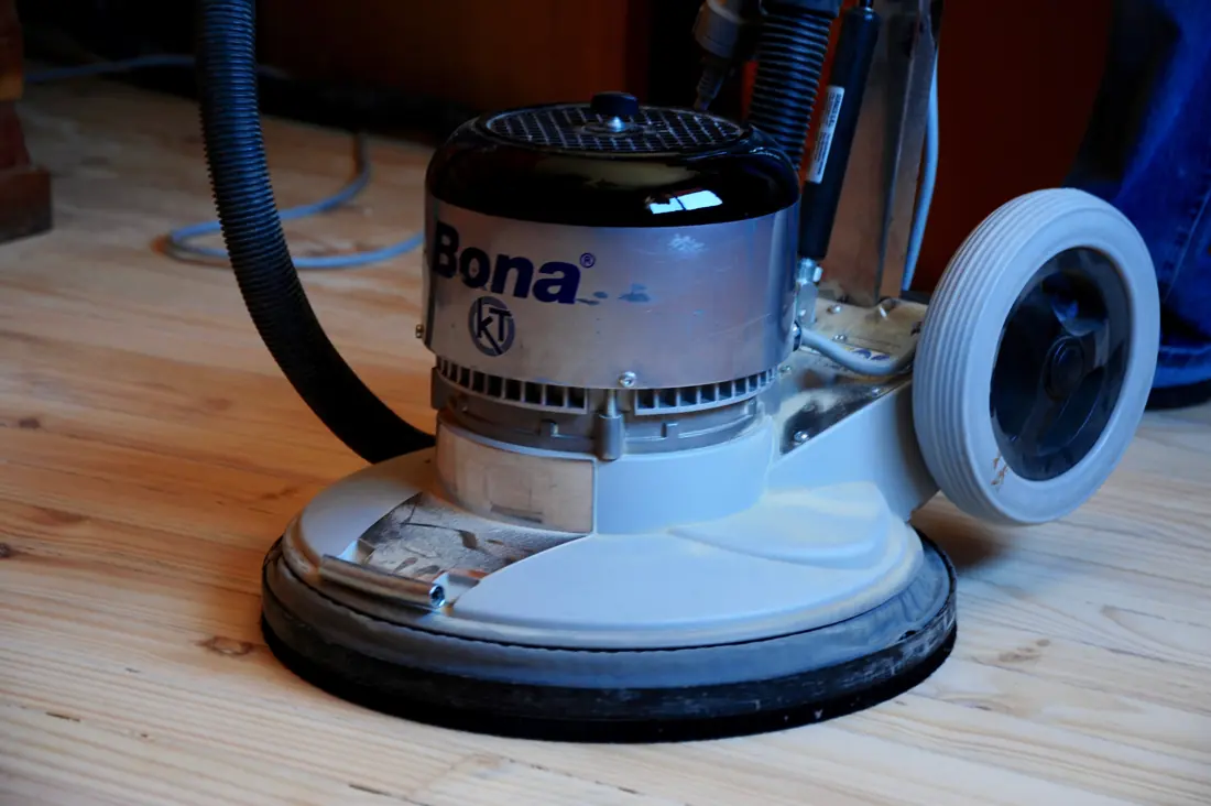 Máquina pulidora Bona sobre piso de madera