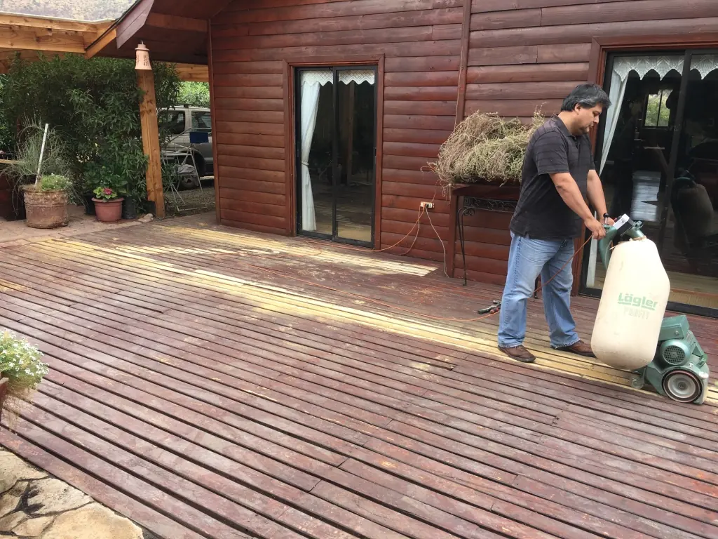 Trabajo de pulido en terraza de madera
