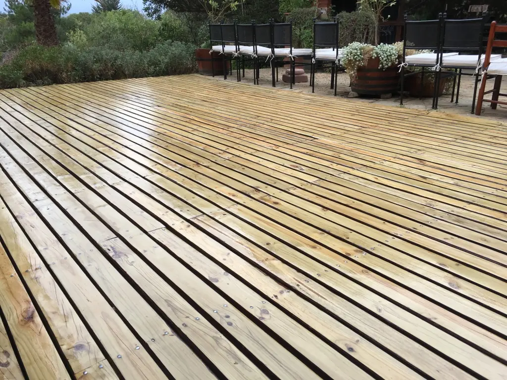 Terraza de madera renovada