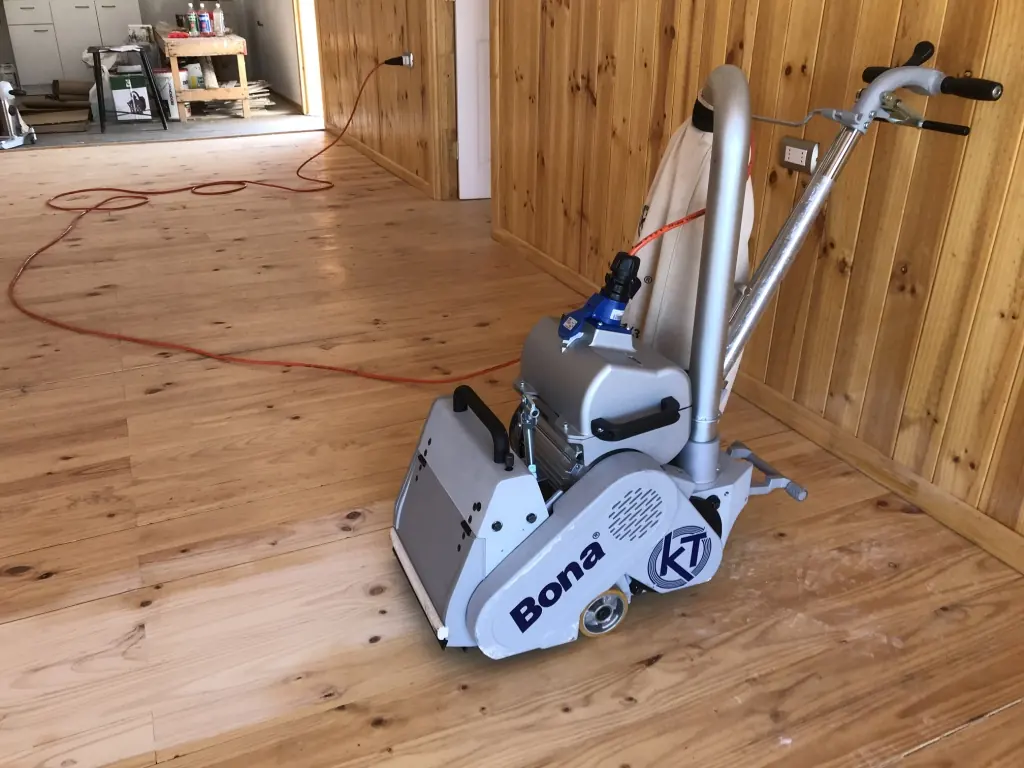 Lijadora Bona sobre piso de pino