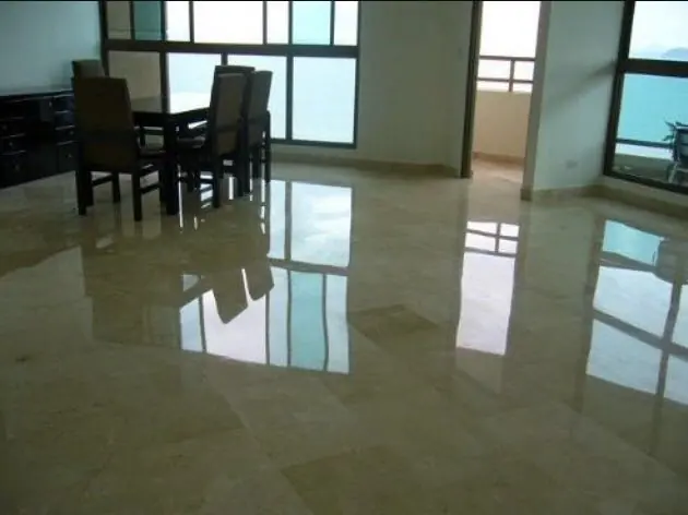 Piso de porcelanato brillante en comedor