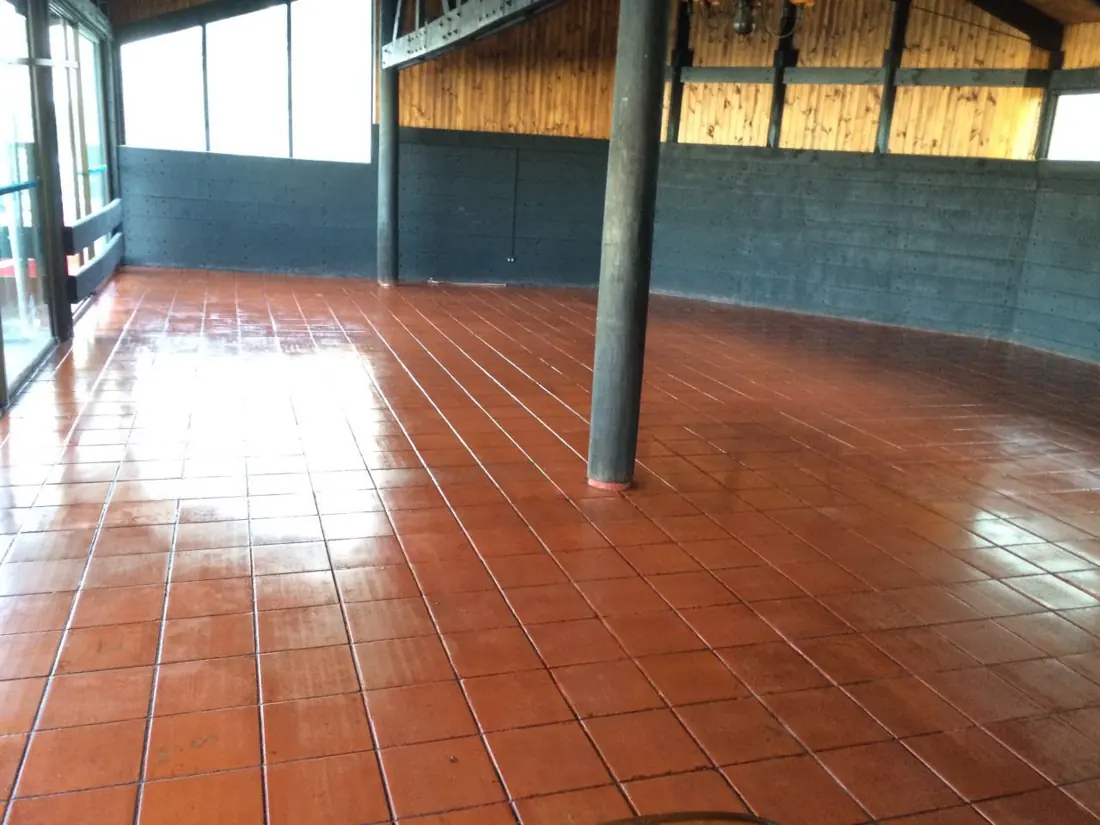 Piso de baldosa roja restaurado