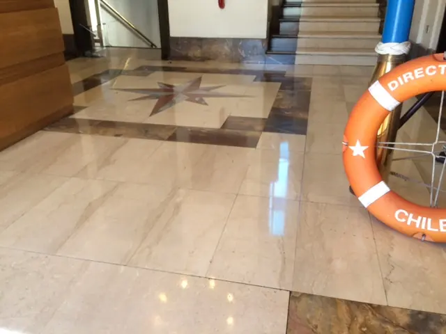 Piso de mármol en hall de entrada