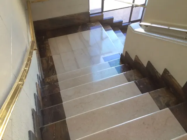 Escalera de mármol pulida